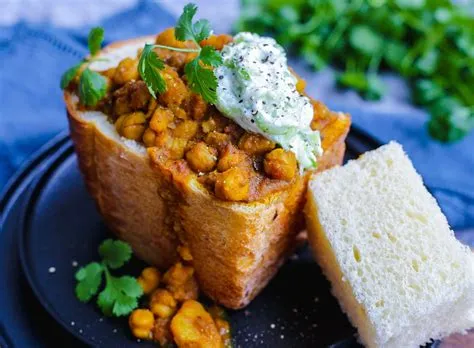  Bunny Chow: Ein südfrikanisches Soulfood mit einer unwiderstehlichen Kombination aus pikanten Currys und knusprigem Brot!