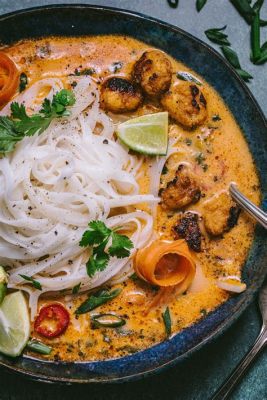  Khao Soi: Eine cremige Kokosnuss-Currybrühe trifft auf knusprige Nudeln