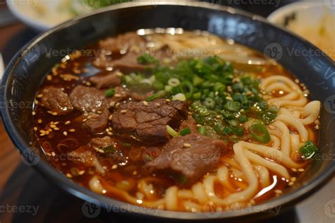  Lamian:  Ein erfrischendes Nudelgericht mit zartem Fleisch und einer explosiven Chili-Gewürzmischung!