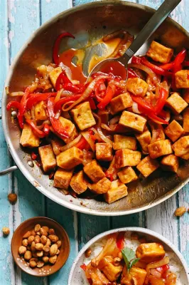  Wok-Gebratener Tofu mit Chilis: Ein Feuerwerk der Aromen, das deine Geschmacksknospen zum Tanzen bringt!