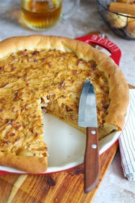  Zwiebelkuchen: Ein herzhafter Kuchen aus dem Schwarzwald mit knuspriger Zwiebelfüllung und würzigem Speck!